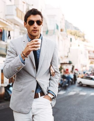 Comment porter un blazer bleu clair pour un style chic decontractés en été: Associe un blazer bleu clair avec un pantalon chino blanc si tu recherches un look stylé et soigné. C'est une tenue parfaite pour être au top cet été.