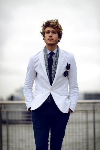 Comment porter une écharpe à carreaux bleu marine: Opte pour le confort dans un blazer blanc et une écharpe à carreaux bleu marine.