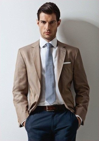 Tenue: Blazer marron clair, Chemise de ville blanche, Pantalon chino bleu marine, Cravate grise