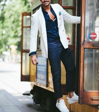 Comment porter une pochette de costume bleu clair: Porte un blazer blanc et une pochette de costume bleu clair pour un look confortable et décontracté. Termine ce look avec une paire de tennis blancs pour afficher ton expertise vestimentaire.