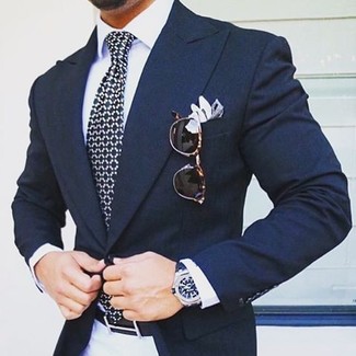Comment porter une cravate imprimée bleu marine et blanc à 30 ans: Porte un blazer bleu marine et une cravate imprimée bleu marine et blanc pour un look classique et élégant.
