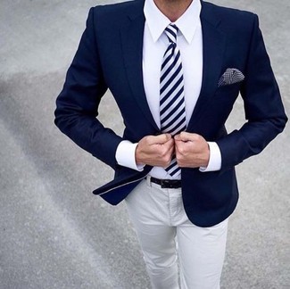 Tenue: Blazer bleu marine, Chemise de ville blanche, Pantalon chino blanc, Cravate à rayures horizontales blanc et bleu marine