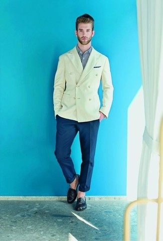 Comment porter un blazer doré: Pense à associer un blazer doré avec un pantalon chino bleu marine pour créer un look chic et décontracté. Jouez la carte classique pour les chaussures et opte pour une paire de slippers en cuir bleu marine.
