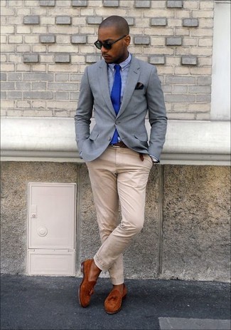 Comment porter une cravate en tricot bleue pour un style chic decontractés en été: Essaie d'harmoniser un blazer gris avec une cravate en tricot bleue pour dégager classe et sophistication. Assortis ce look avec une paire de mocassins à pampilles en daim tabac. Ce look est extra pour pour les journées estivales.
