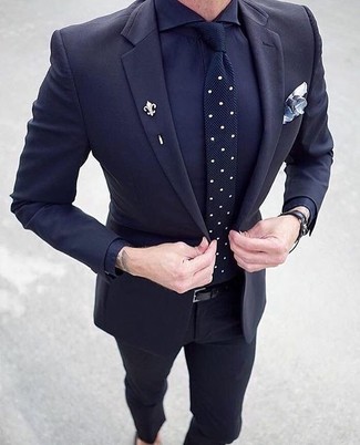 Comment porter une cravate en laine á pois bleu marine: Pense à associer un blazer bleu marine avec une cravate en laine á pois bleu marine pour un look pointu et élégant.