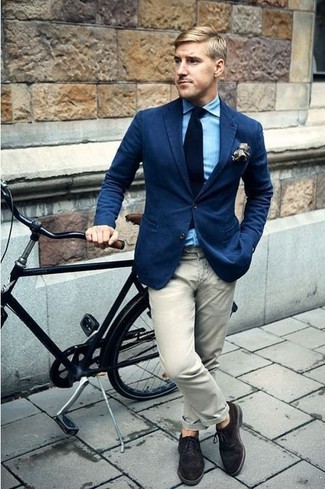 Comment porter un blazer bleu avec un pantalon chino marron clair à 30 ans: Pense à associer un blazer bleu avec un pantalon chino marron clair pour prendre un verre après le travail. Une paire de chaussures brogues en daim gris foncé apportera une esthétique classique à l'ensemble.