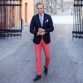 Comment porter un pantalon chino rose: Associe un blazer bleu marine avec un pantalon chino rose pour un look idéal au travail. Une paire de bottes brogue en cuir noires est une option judicieux pour complèter cette tenue.