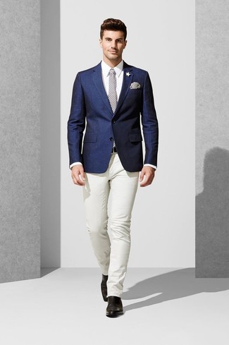 Comment porter une cravate à carreaux grise: Pense à porter un blazer bleu marine et une cravate à carreaux grise pour un look pointu et élégant. Une paire de bottines chelsea en cuir noires est une option parfait pour complèter cette tenue.