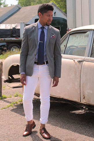 Comment porter un blazer gris: Pense à harmoniser un blazer gris avec un pantalon chino blanc pour aller au bureau. Choisis une paire de chaussures derby en cuir marron pour afficher ton expertise vestimentaire.