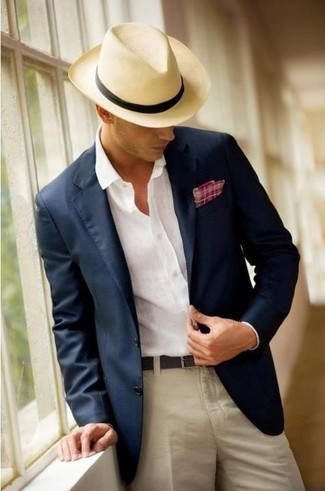 Comment porter une pochette de costume fuchsia: Opte pour un blazer bleu marine avec une pochette de costume fuchsia pour un look confortable et décontracté.