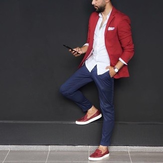Comment porter des mocassins à pampilles en cuir bordeaux: Choisis un blazer rouge et un pantalon chino bleu marine pour achever un look habillé mais pas trop. Choisis une paire de mocassins à pampilles en cuir bordeaux pour afficher ton expertise vestimentaire.