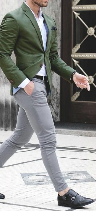 Comment porter un blazer vert foncé avec un pantalon chino gris en été à 30 ans: Porte un blazer vert foncé et un pantalon chino gris pour prendre un verre après le travail. Opte pour une paire de double monks en cuir noirs pour afficher ton expertise vestimentaire. C'est une tenue idéale pour être tendance cet été.