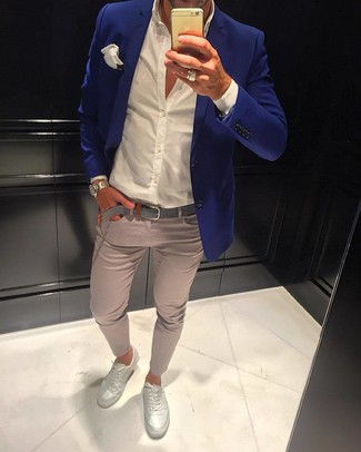 Comment porter une ceinture en toile grise: Pense à marier un blazer bleu marine avec une ceinture en toile grise pour une tenue idéale le week-end. Assortis cette tenue avec une paire de baskets basses en cuir blanches pour afficher ton expertise vestimentaire.
