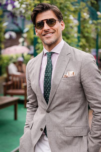 Comment porter une cravate vert foncé: Porte un blazer gris et une cravate vert foncé pour une silhouette classique et raffinée.