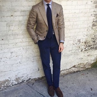 Comment porter une cravate á pois bleue: Choisis un blazer marron et une cravate á pois bleue pour une silhouette classique et raffinée. Cette tenue est parfait avec une paire de mocassins à pampilles en daim marron foncé.