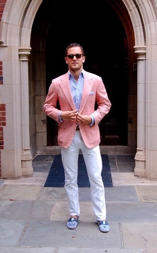 Comment porter un blazer rose: Associe un blazer rose avec un pantalon chino blanc pour un look idéal au travail. Une paire de slippers en daim bleus ajoutera de l'élégance à un look simple.