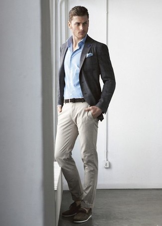 Des mocassins à pampilles à porter avec un blazer gris foncé: Associer un blazer gris foncé avec un pantalon chino beige est une option génial pour une journée au bureau. Une paire de mocassins à pampilles ajoutera de l'élégance à un look simple.