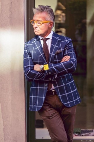 Comment porter une cravate en tricot marron foncé: Associe un blazer à carreaux bleu avec une cravate en tricot marron foncé pour un look pointu et élégant.