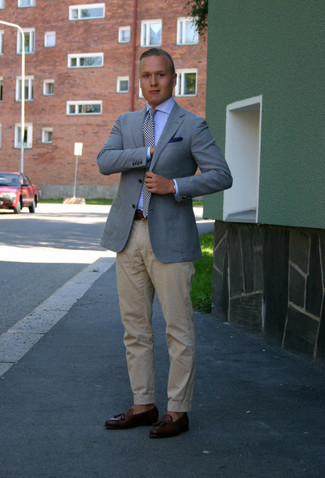 Comment porter une cravate en vichy blanc et bleu marine: Porte un blazer bleu clair et une cravate en vichy blanc et bleu marine pour un look pointu et élégant. Une paire de mocassins à pampilles en cuir marron foncé est une option avisé pour complèter cette tenue.