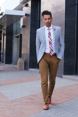 Comment porter une cravate rose: Harmonise un blazer á pois gris avec une cravate rose pour un look classique et élégant. Complète ce look avec une paire de chaussures richelieu en cuir marron.