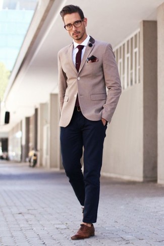 Comment porter une cravate en laine rouge: Pense à porter un blazer marron et une cravate en laine rouge pour un look pointu et élégant. Complète ce look avec une paire de chaussures richelieu en cuir marron foncé.