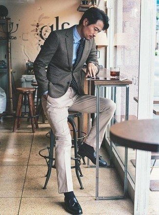 Comment porter un blazer en pied-de-poule gris: Essaie de marier un blazer en pied-de-poule gris avec un pantalon chino beige pour aller au bureau. Une paire de mocassins à pampilles en cuir bleu marine ajoutera de l'élégance à un look simple.