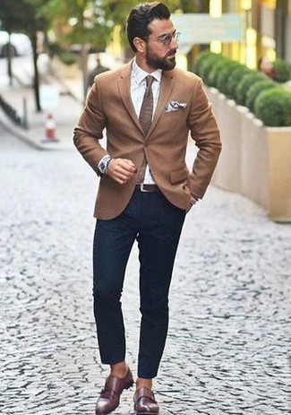 Comment porter une cravate marron: Pense à associer un blazer marron clair avec une cravate marron pour un look pointu et élégant. Tu veux y aller doucement avec les chaussures? Termine ce look avec une paire de double monks en cuir marron pour la journée.