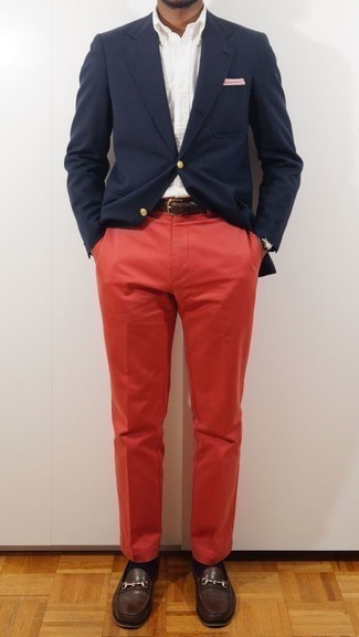 Comment porter un blazer bleu marine avec un pantalon chino rouge en été: Associe un blazer bleu marine avec un pantalon chino rouge pour créer un look chic et décontracté. Choisis une paire de slippers en cuir marron foncé pour afficher ton expertise vestimentaire. On trouve que pour pour les journées estivales cette tenue est parfaite.