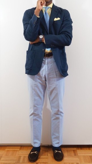 Comment porter une cravate turquoise: Porte un blazer bleu marine et une cravate turquoise pour un look classique et élégant. Si tu veux éviter un look trop formel, fais d'une paire de slippers en daim marron foncé ton choix de souliers.