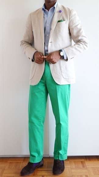 Comment porter une pochette de costume imprimée verte: Essaie d'harmoniser un blazer beige avec une pochette de costume imprimée verte pour un look confortable et décontracté. Une paire de slippers en daim marron foncé ajoutera de l'élégance à un look simple.