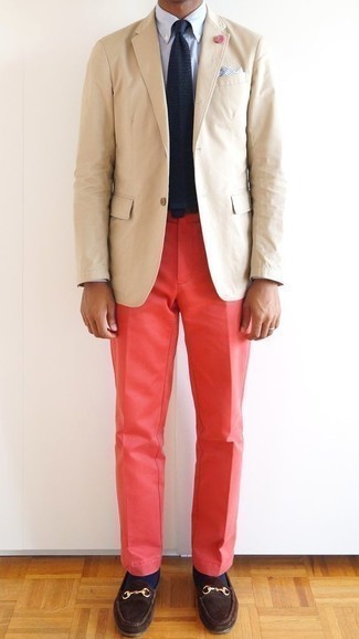 Comment porter un pantalon chino rouge: Pense à associer un blazer beige avec un pantalon chino rouge si tu recherches un look stylé et soigné. Opte pour une paire de slippers en daim marron foncé pour afficher ton expertise vestimentaire.