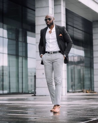 Comment porter des slippers en cuir marron: Essaie d'associer un blazer noir avec un pantalon chino à carreaux gris pour prendre un verre après le travail. Une paire de slippers en cuir marron est une façon simple d'améliorer ton look.