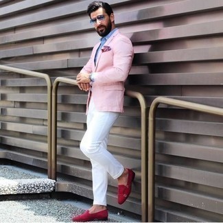 Comment porter un blazer rose: Opte pour un blazer rose avec un pantalon chino blanc si tu recherches un look stylé et soigné. Transforme-toi en bête de mode et fais d'une paire de slippers en daim rouges ton choix de souliers.