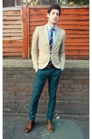 Comment porter un pantalon chino bleu canard: Associe un blazer marron clair avec un pantalon chino bleu canard pour un look idéal au travail. Une paire de chaussures richelieu en cuir marron apportera une esthétique classique à l'ensemble.