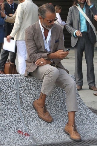 Comment porter un blazer gris avec un pantalon chino gris après 50 ans: Pense à porter un blazer gris et un pantalon chino gris pour aller au bureau. Une paire de chaussures brogues en cuir marron clair apportera une esthétique classique à l'ensemble.