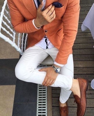 Comment porter des slippers en cuir tressés marron: Pense à marier un blazer orange avec un pantalon chino blanc pour créer un look chic et décontracté. Opte pour une paire de slippers en cuir tressés marron pour afficher ton expertise vestimentaire.