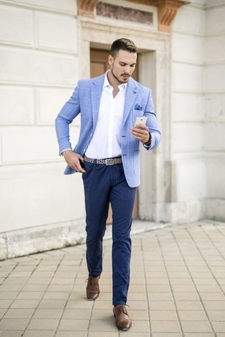 Un pantalon chino à porter avec un blazer bleu clair: Opte pour un blazer bleu clair avec un pantalon chino pour créer un look chic et décontracté. Assortis cette tenue avec une paire de chaussures derby en cuir marron pour afficher ton expertise vestimentaire.