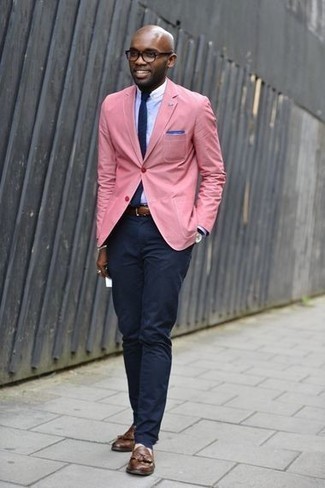 Comment porter un blazer rose: Pense à porter un blazer rose et un pantalon chino bleu marine pour un look idéal au travail. Choisis une paire de mocassins à pampilles en cuir marron pour afficher ton expertise vestimentaire.