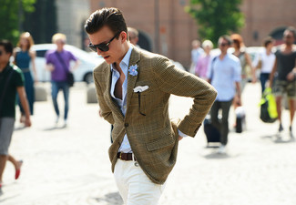 Comment porter un blazer doré: Pense à porter un blazer doré et un pantalon chino blanc pour créer un look chic et décontracté.