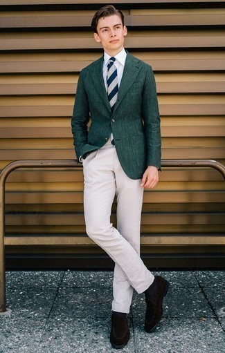 Comment porter une cravate bleu marine à 20 ans: Associe un blazer vert foncé avec une cravate bleu marine pour une silhouette classique et raffinée. Si tu veux éviter un look trop formel, fais d'une paire de slippers en daim marron foncé ton choix de souliers.