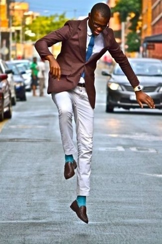 Comment porter une cravate bleue: Fais l'expérience d'un style élégant et raffiné avec un blazer marron foncé et une cravate bleue. Une paire de slippers en cuir marron foncé apportera un joli contraste avec le reste du look.