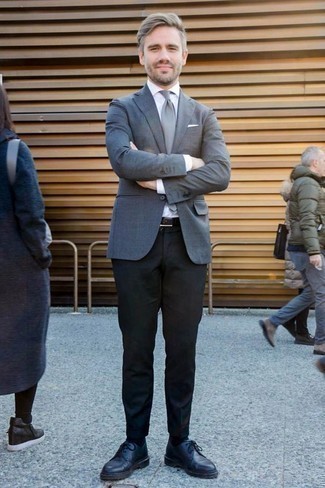 Comment porter une cravate grise: Essaie d'associer un blazer gris avec une cravate grise pour un look pointu et élégant. Si tu veux éviter un look trop formel, choisis une paire de chaussures derby en cuir bleu marine.
