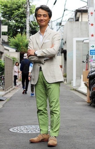 Un blazer à porter avec un pantalon chino vert menthe après 40 ans: Associe un blazer avec un pantalon chino vert menthe pour créer un look chic et décontracté. Ajoute une paire de chaussures derby en daim marron clair à ton look pour une amélioration instantanée de ton style.