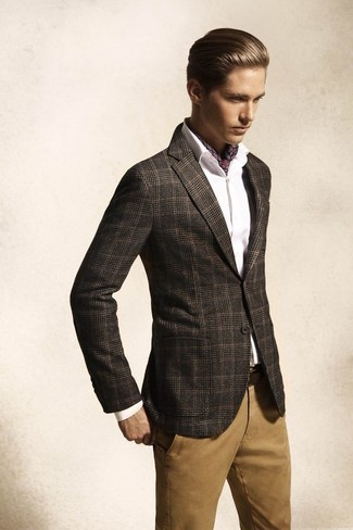 Comment porter un blazer écossais gris: Associe un blazer écossais gris avec un pantalon chino marron clair pour prendre un verre après le travail.