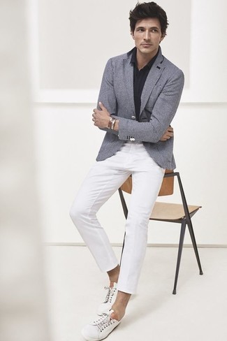 Comment porter un blazer à carreaux: Pense à associer un blazer à carreaux avec un pantalon chino blanc pour un look idéal au travail. Jouez la carte décontractée pour les chaussures et opte pour une paire de baskets basses en cuir blanches.