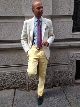 Comment porter un pantalon chino jaune: Opte pour un blazer blanc avec un pantalon chino jaune pour aller au bureau. Opte pour une paire de slippers en daim vert foncé pour afficher ton expertise vestimentaire.