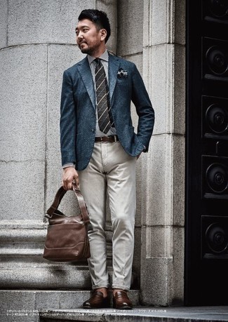 Tenue: Blazer bleu marine, Chemise de ville à rayures verticales blanche et noire, Pantalon chino gris, Slippers en cuir marron
