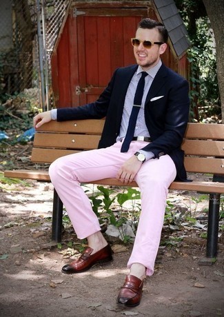 Comment porter un pantalon chino rose: Porte un blazer bleu marine et un pantalon chino rose pour achever un look habillé mais pas trop. Une paire de slippers en cuir bordeaux rendra élégant même le plus décontracté des looks.