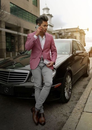 Comment porter un blazer rose: Harmonise un blazer rose avec un pantalon chino gris pour créer un look chic et décontracté. Choisis une paire de double monks en cuir marron pour afficher ton expertise vestimentaire.