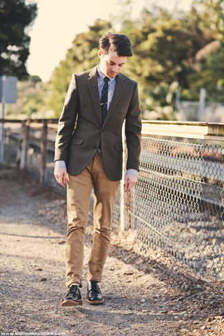 Comment porter un blazer en laine marron à 20 ans: Choisis un blazer en laine marron et un pantalon chino marron clair pour un look idéal au travail. Rehausse cet ensemble avec une paire de chaussures derby en cuir noires.